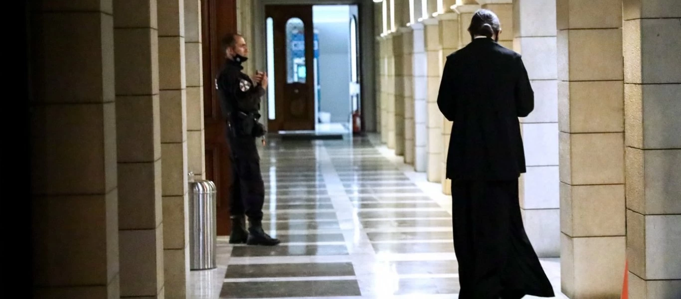Επίθεση με καυστικό υγρό στη Μονή Πετράκη: Τα νεότερα για την υγεία των μητροπολιτών
